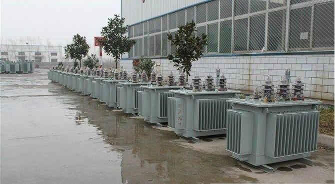 油浸式变压器的保养如何去做？预防渗漏油：油浸式变压器在油箱内充满变压器油，装配中依靠紧固件对耐油橡胶元件加压而密封。